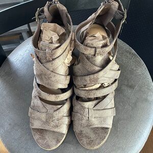 Dollhouse Womens Brown Faux
Leather Block Heels
NWOT